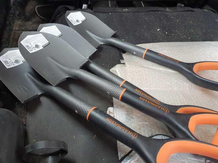 ウクライナに送るショベルを購入