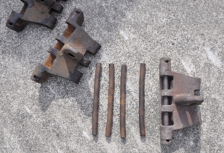 現地交換された履帯ピンはなまくら鉄なのでごらんのとおり・・・