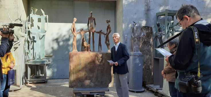 完成披露の挨拶をする杉本会長