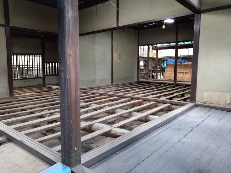 解体中の廉塾の講義室（2023年10月21日、松永撮影）