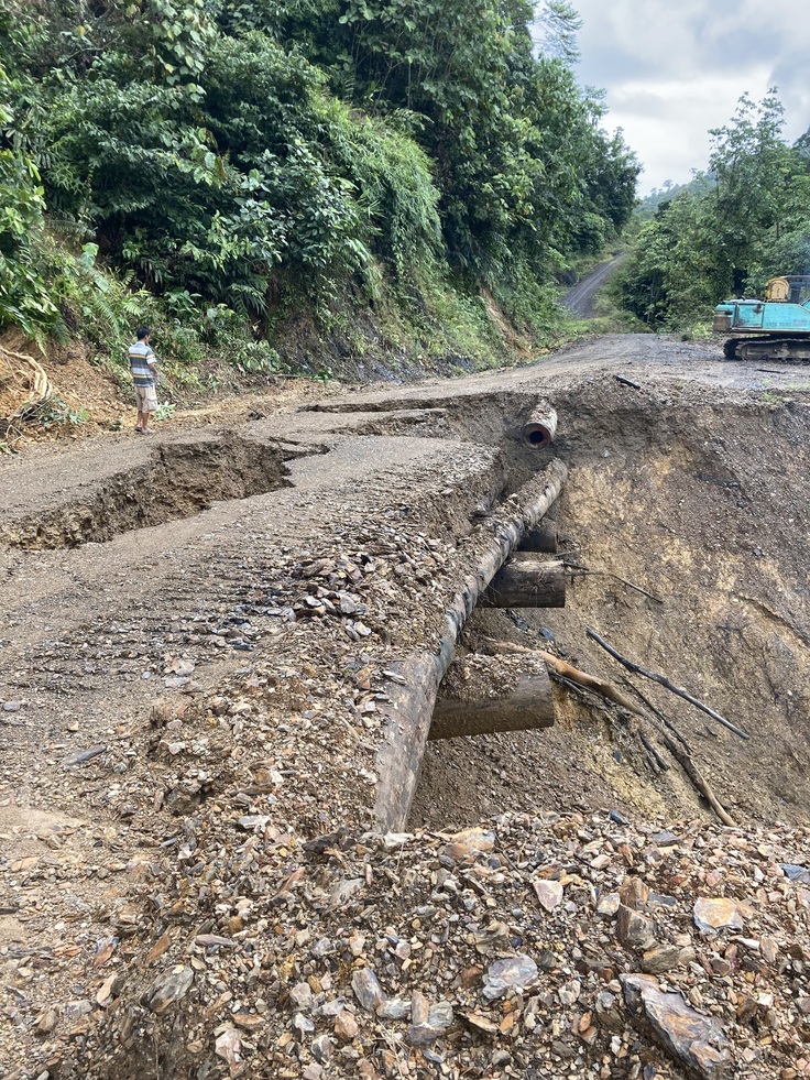 大規模な土砂崩れが行く手を阻んだ