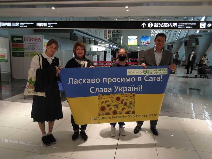 後で避難した夫のオレグさん（右）を迎えるアンナさん（左から2人目）