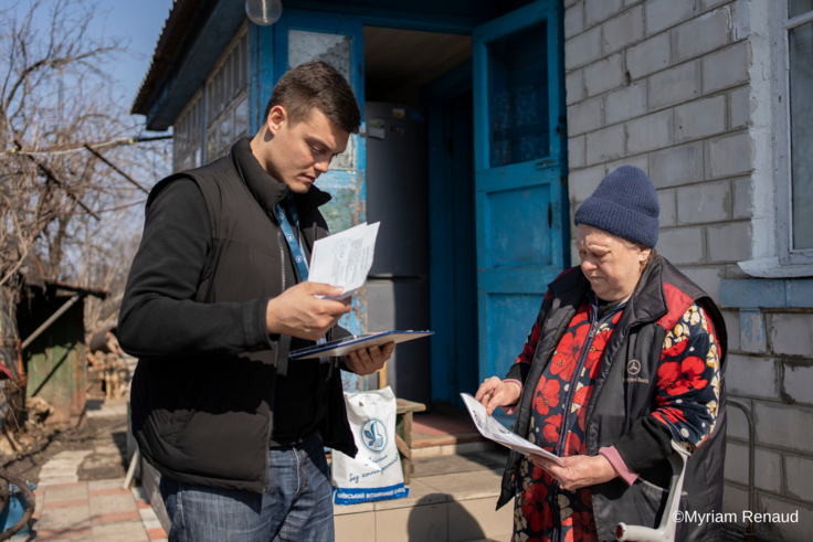 割れた窓の修復支援を受けたタチアナさん