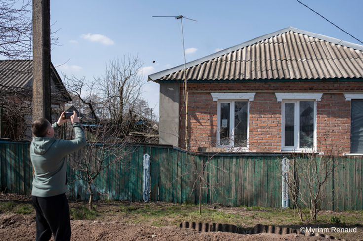 被害状況を確認するCAREのパートナー団体職員