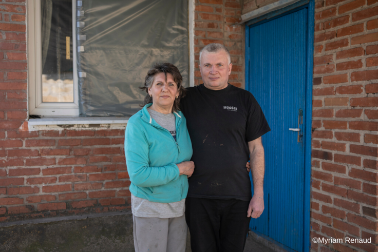 窓と屋根の修復支援を受けたアンドレイさんとスヴェトラーナさん