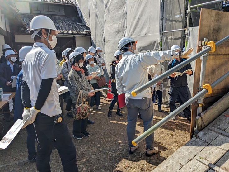 保存整備状況の説明を聞く見学者