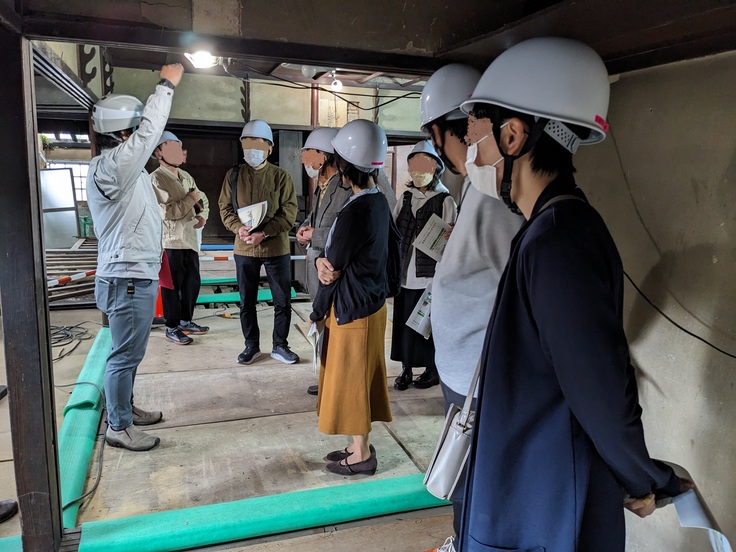 廉塾内部の見学の様子