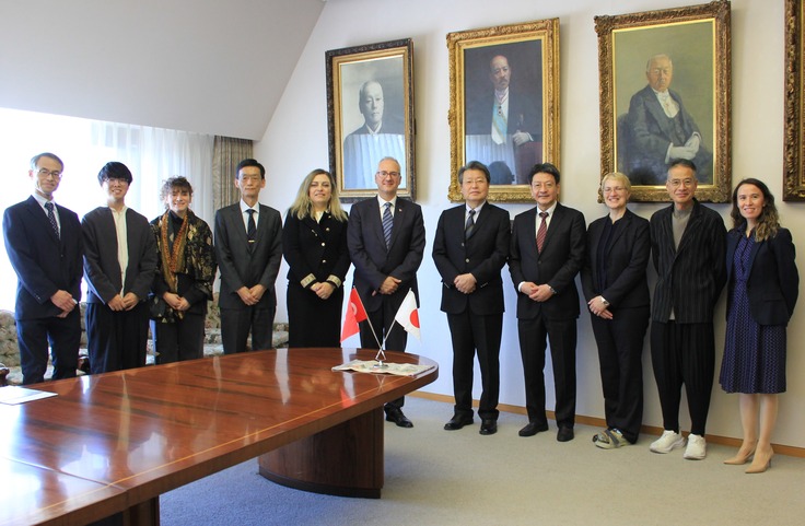 コルクット・ギュンゲン大使と石橋総長を囲んで