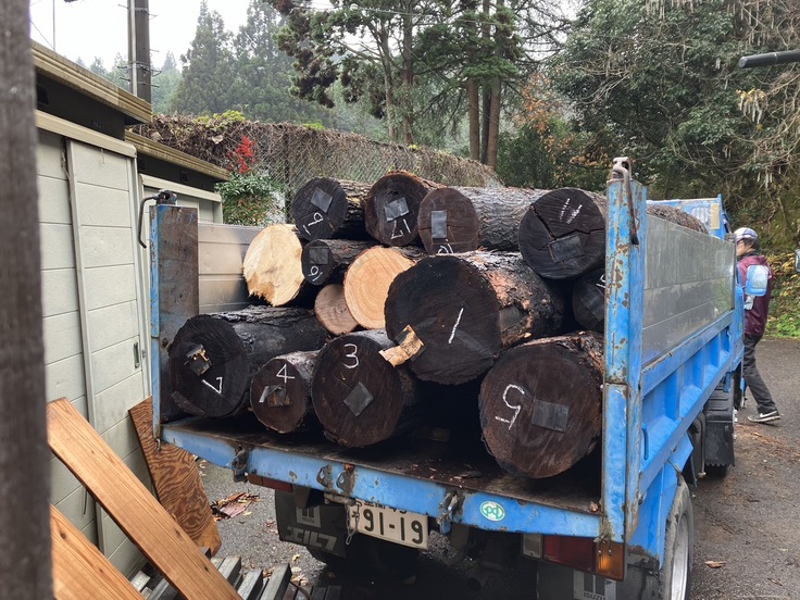 熱還元処理の終わった丸太を再び北海道に輸送