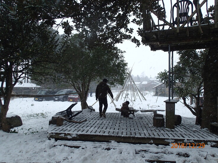 冬のへっついの家にきた参加者が雪だるまをこさえたり、そり滑りをして遊びます。