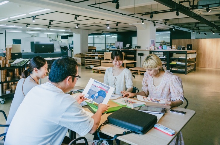 絵本製作の打合せ中の、ひとみさん。