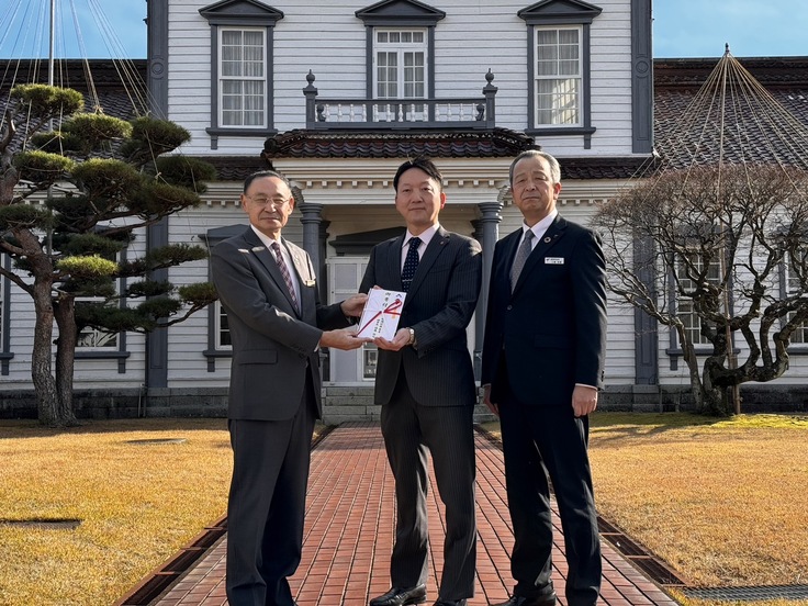 12月21日 旧西田川郡役所前での贈呈式