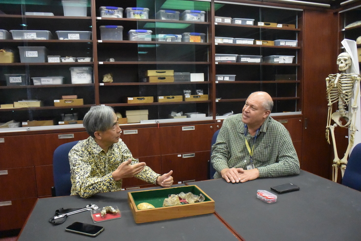 膨大な化石の保管されている金庫のなかで打ち合わせ