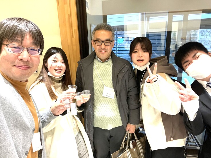 セッション座長を囲んで談笑中