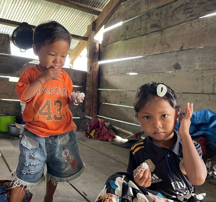 写真：おやつに白米を食べる子どもたち