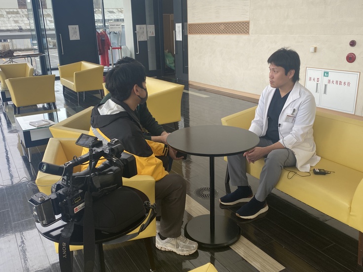 韓国の取材クルーに対応します