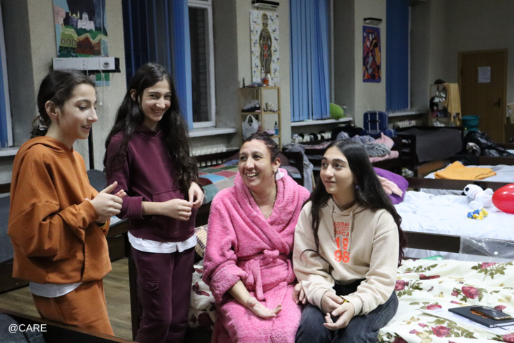 4人の娘と避難所で暮らすジナイダさん