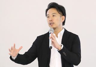 登壇者日高庸晴氏の写真