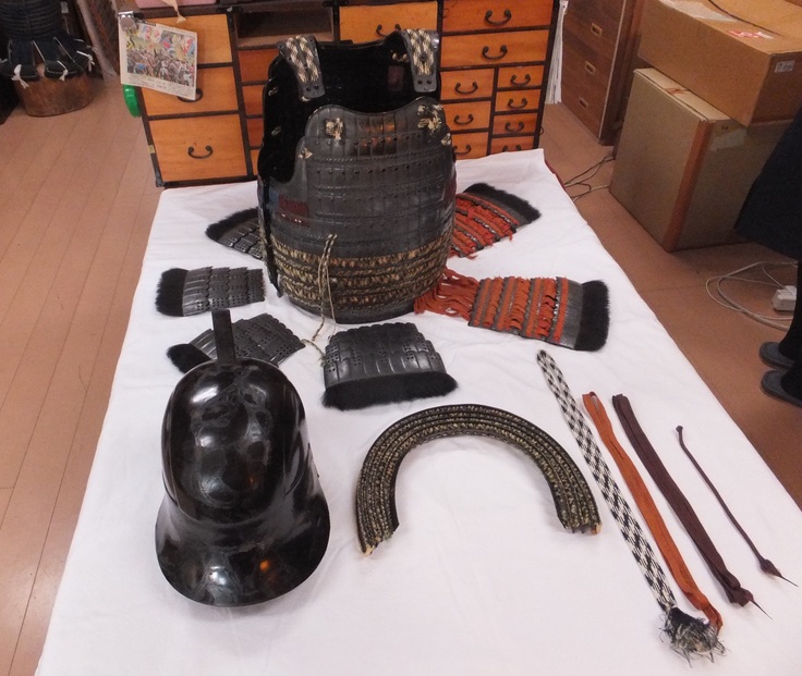 解体された「銀札啄木糸射向紅威丸胴具足」（細川忠利所用）