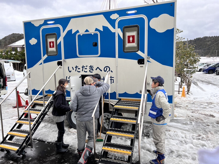 設置完了し引継ぎ中の様子