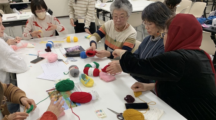 編み物をする参加者の写真