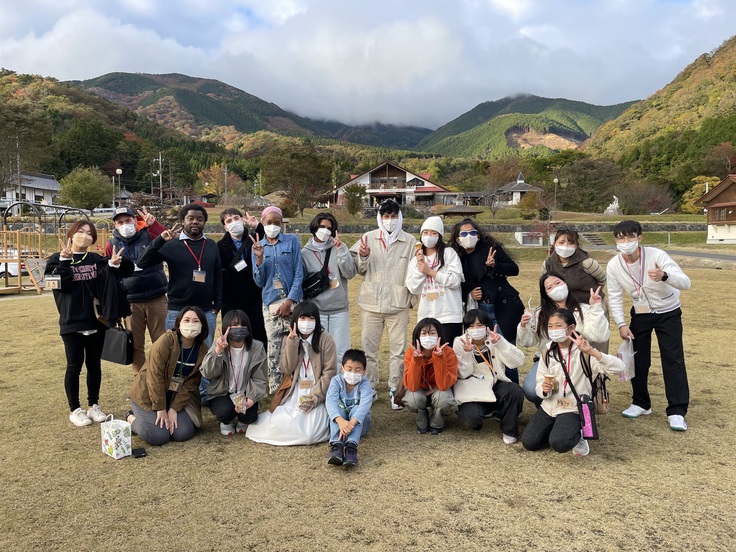 県内留学生を招き、そば打ち体験や、奈義の名所を一緒に周遊(2022)