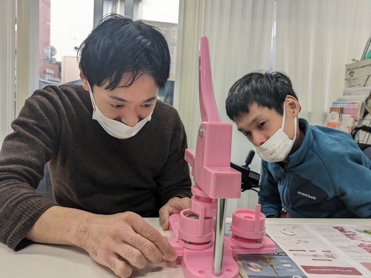 バッチマシンに材料を慎重にセット中！