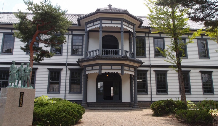 旧福島県尋常中学校本館（前景）
