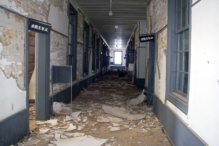 東日本大震災直後の様子。漆喰は全域にわたり剥離し長期休館を余儀なくされた。