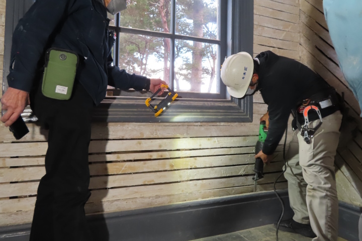 今回の修復のための試験施工。技術指導を受ける。