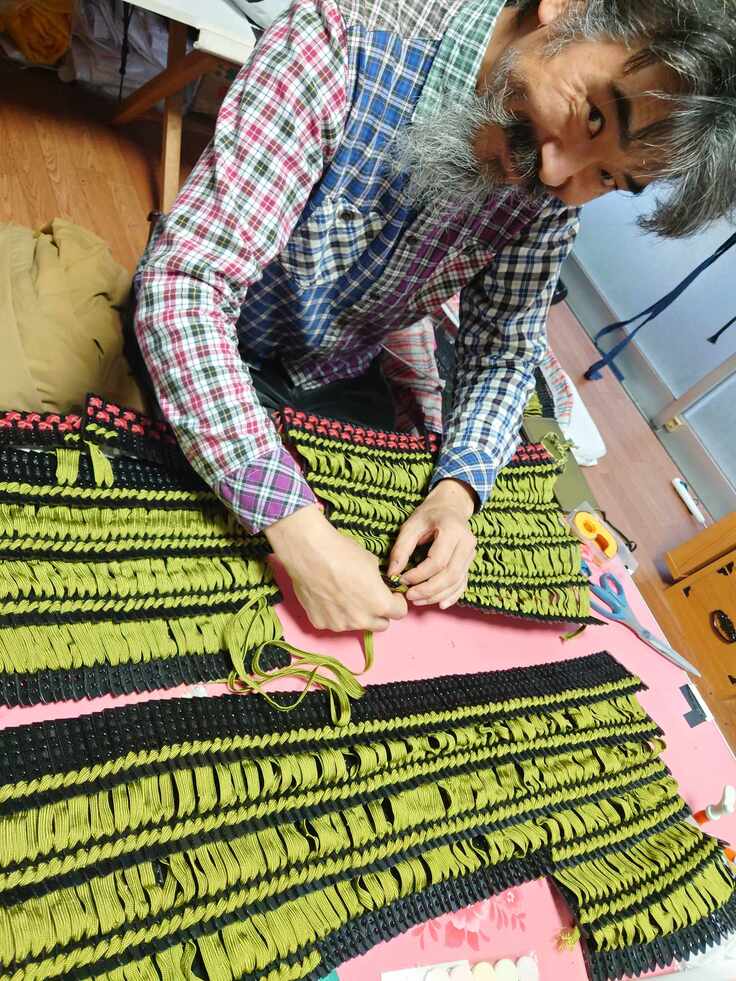 草摺（くさずり）を威（おどし）て胴に着けます。