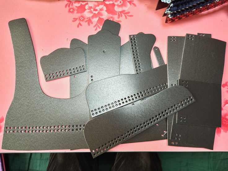 こちらに貼り付けて装飾し、胴につなぎます。