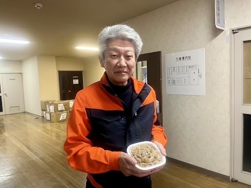 牛丼を受け取った珠洲市・泉谷市長