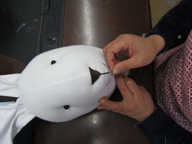 お顔は手刺繍で表情を描きます