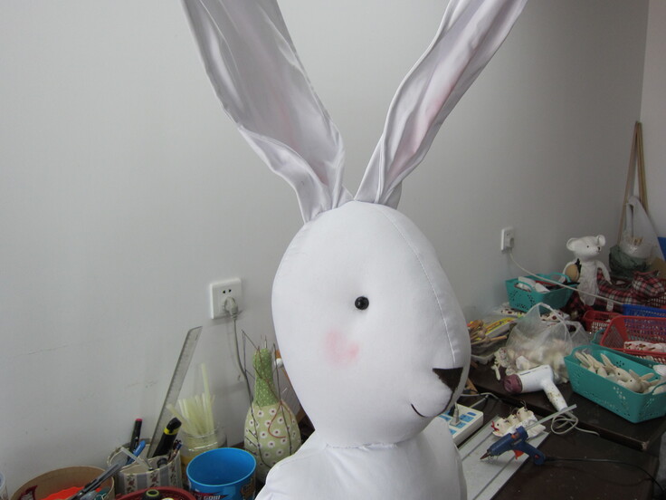 最後にほっぺとお耳にお化粧です