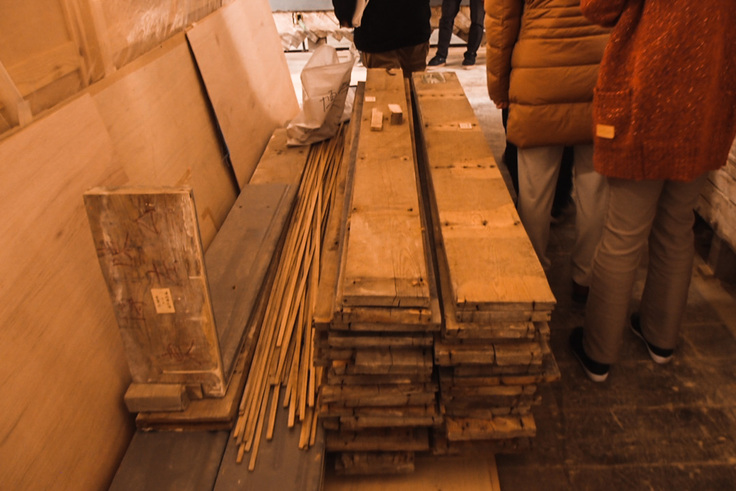 整然と木材が並ぶ