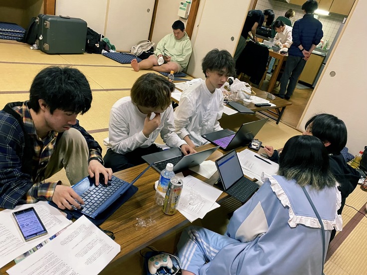 写真は前回の放送直前に台本の最終調整を行うスタッフです ※今回分は只今は各自テレワークで製作中です