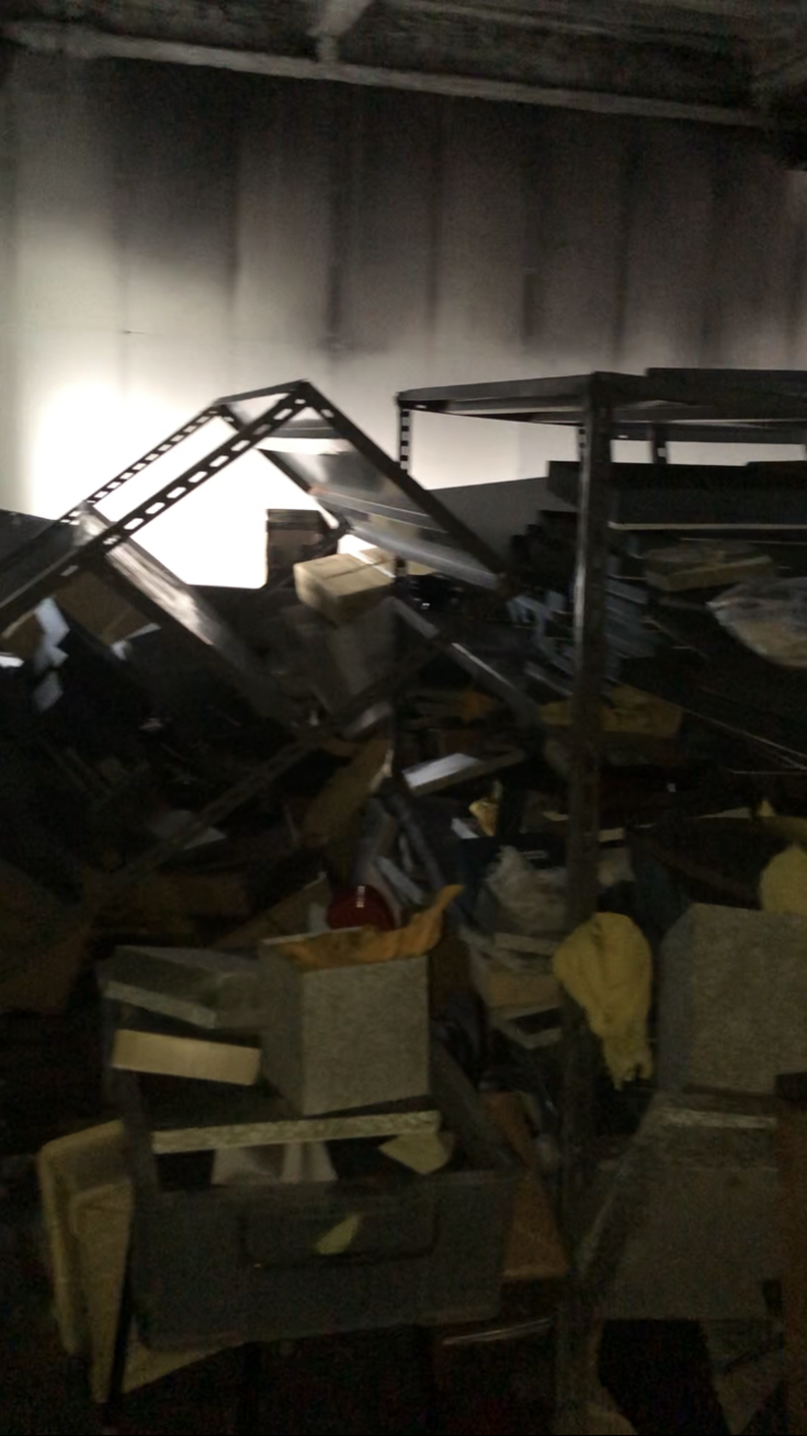 震災後の店舗倉庫