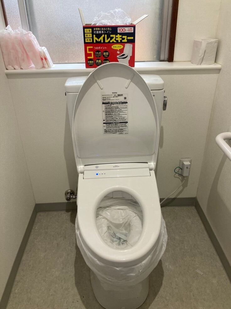 簡易トイレを設置した避難所内のトイレ