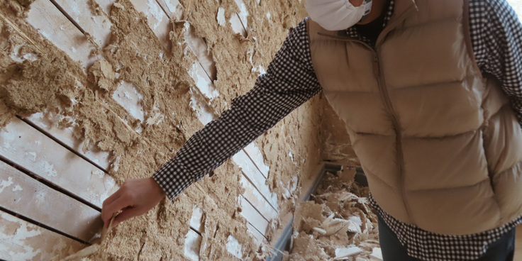 壁を剥がす作業