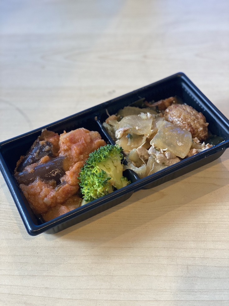 おかず一部例ですが、左側から←・じゃがいも&茄子のトマト煮・茹でブロッコリー・鶏肉＆大根のサッパリ煮などです