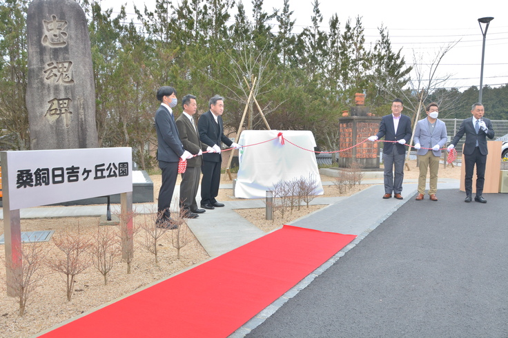 閉校記念碑の除幕式