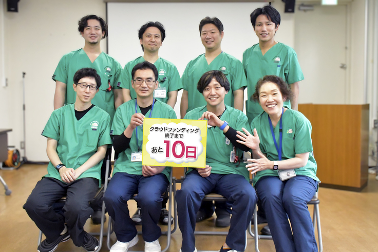 親子で手術室を体験しように参加した医師たち