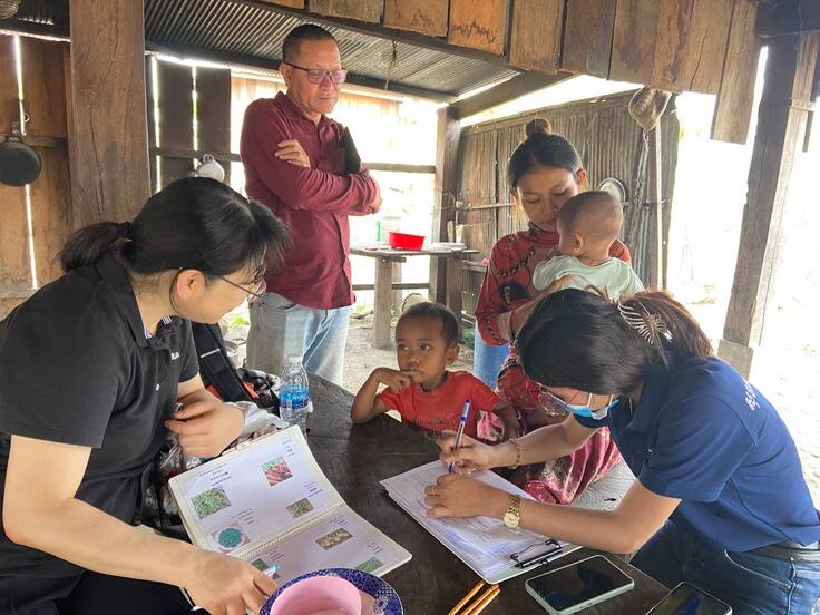 （聞き取り調査をする専門家：写真左）