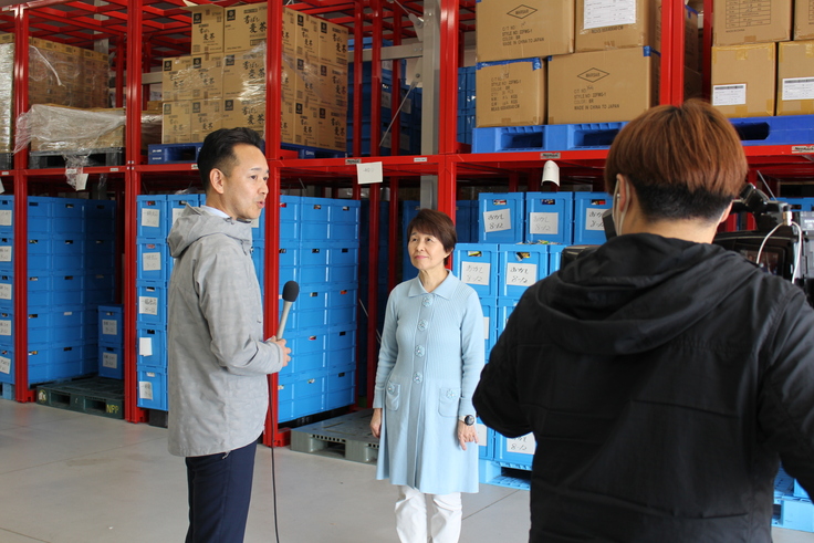 𠮷岡キャスターに取材を受ける理事長