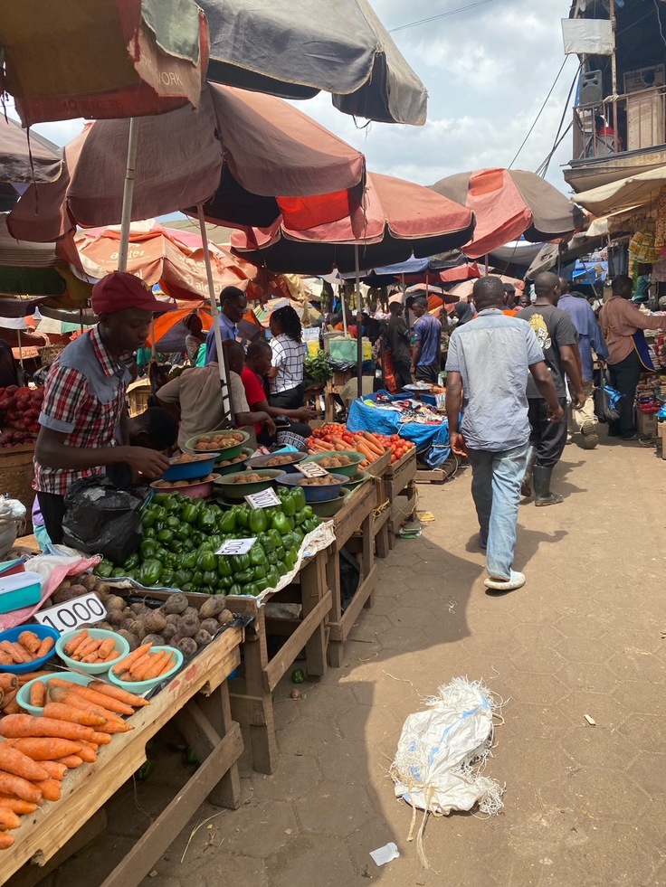 市場にはたくさんの野菜が並びます