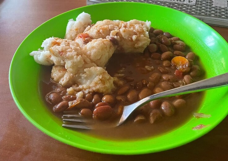 ポショと豆と野菜を炊いたもの