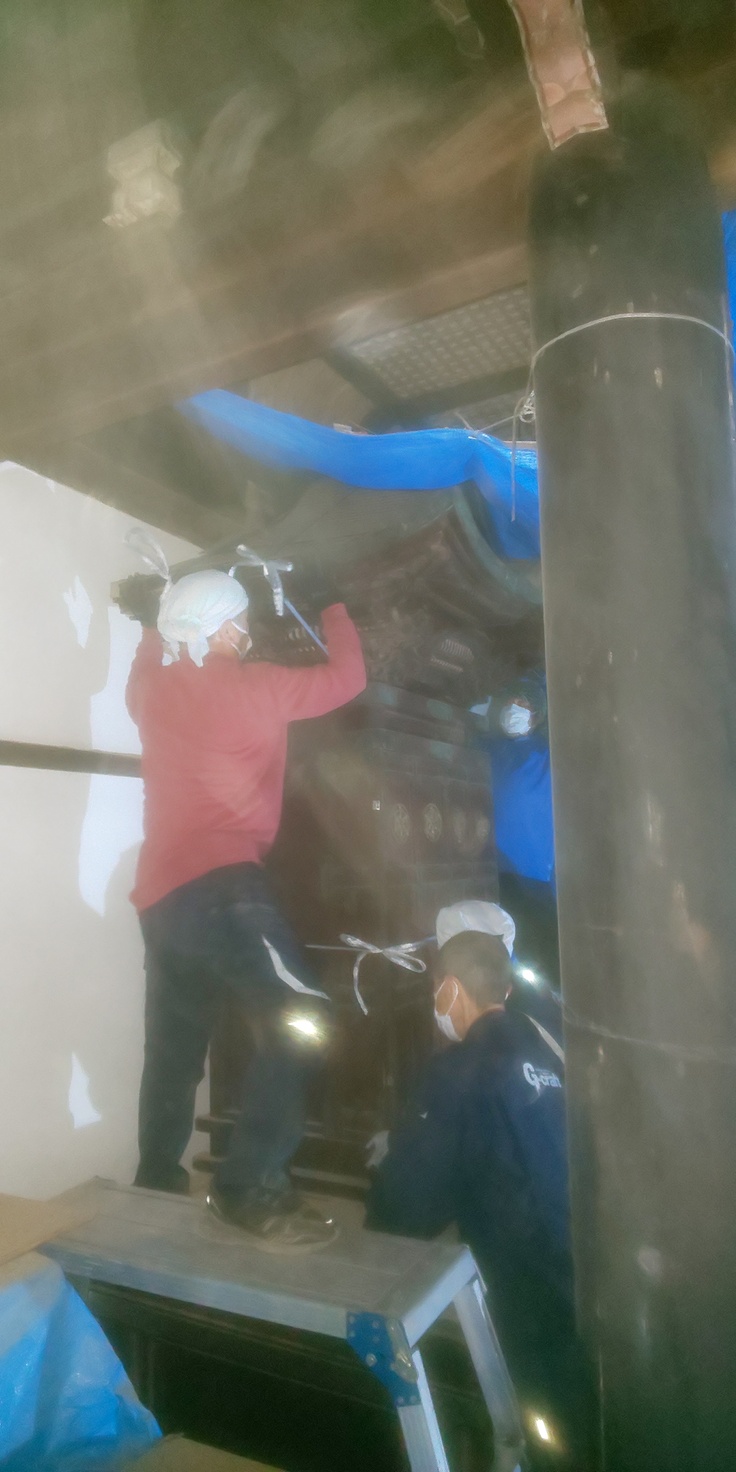 ブルーシートで養生してある厨子の屋根をまず外します