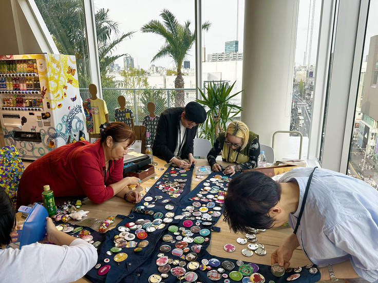 現在も制作メンバーがファッションショー用衣装がんばってつくってます。