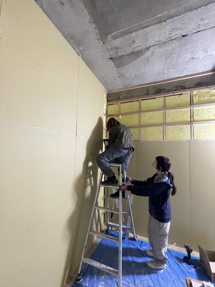 オートパックスクリュードライバーを使いビス打ち